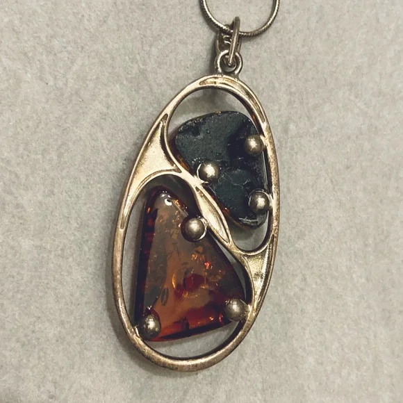 Amber pendant necklace - Picture 5 of 10